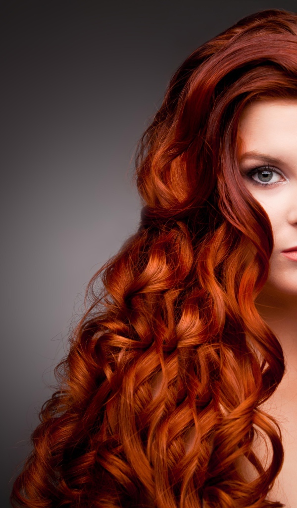 Длинные ярко рыжие волосы у красивой девушки 
