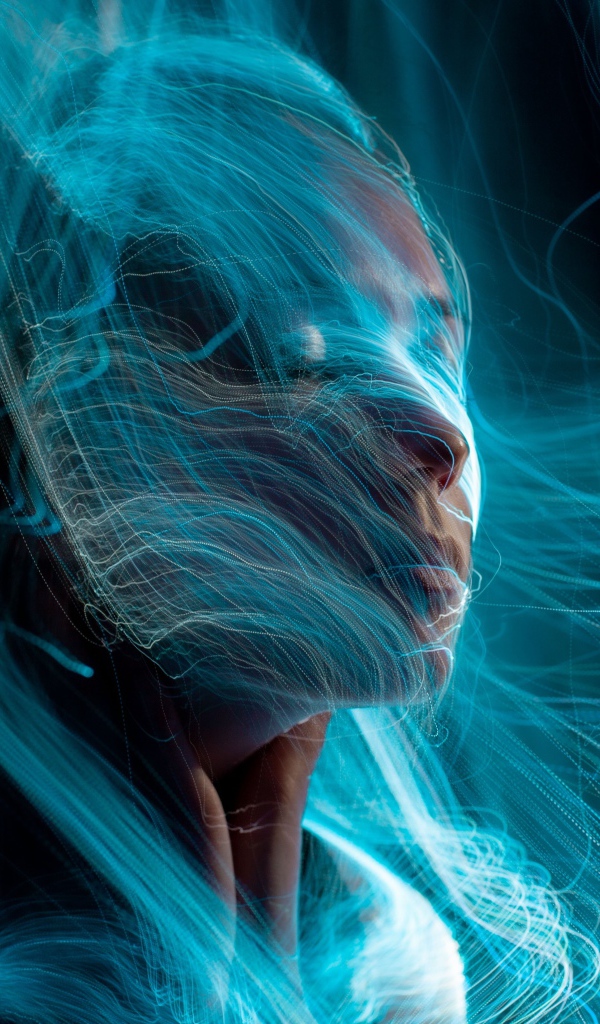 Магическая девушка с паутиной на лице 