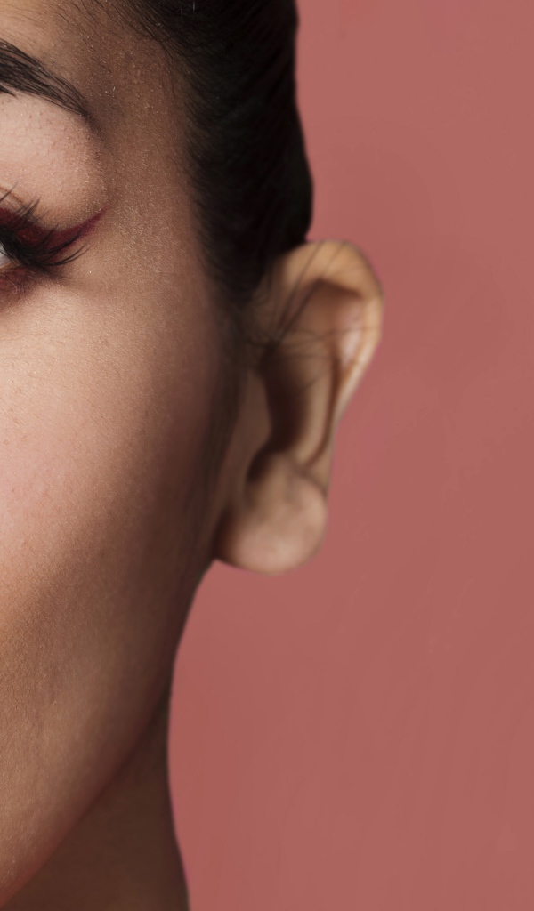 Часть лица голубоглазой женщины 