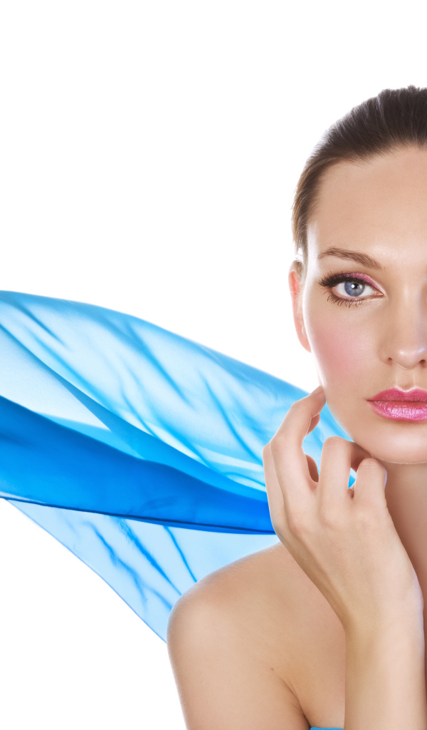 Настоящая девушка в голубой накидке на белом фоне