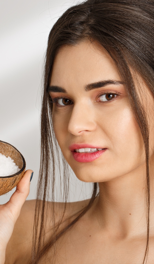 Настоящая девушка с морской солью в руке