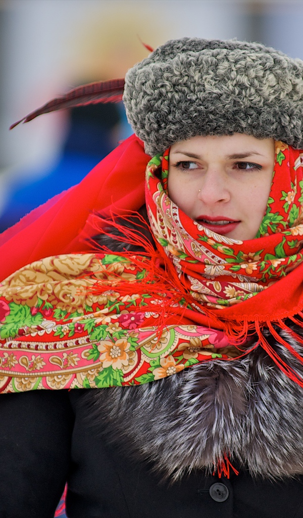 Русская девушка с красным платком на голове 