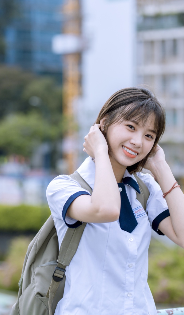 Улыбающаяся девушка азиатка со стрижкой каре