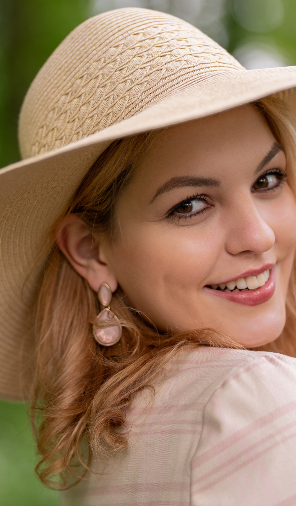 Улыбающаяся кареглазая девушка  в шляпе 