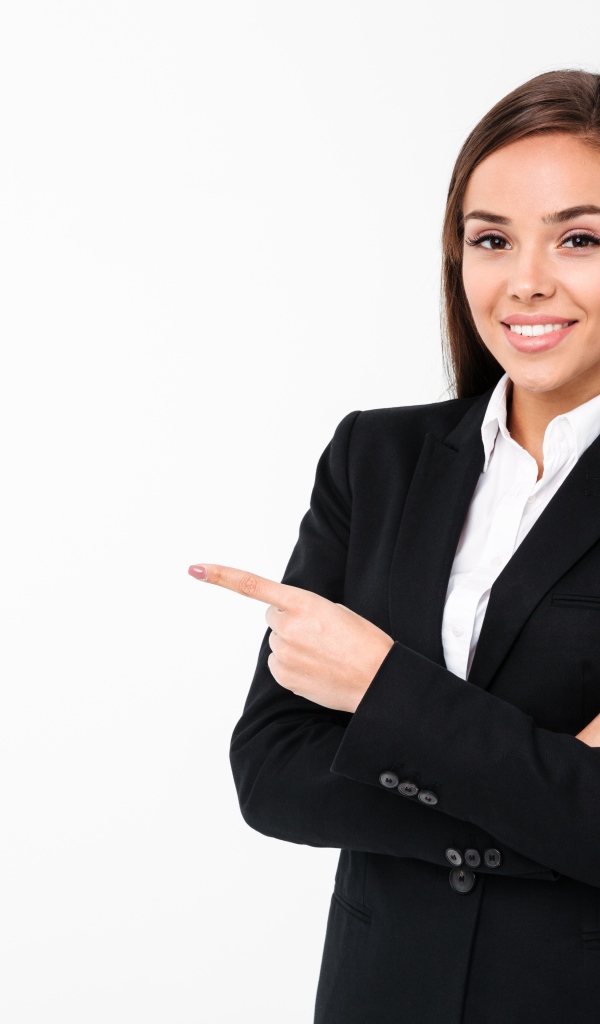 Улыбающаяся девушка в черном пиджаке на белом фоне 