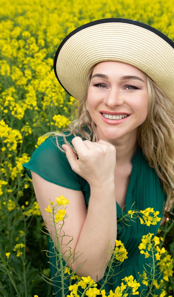 Улыбающаяся девушка в желтых цветах