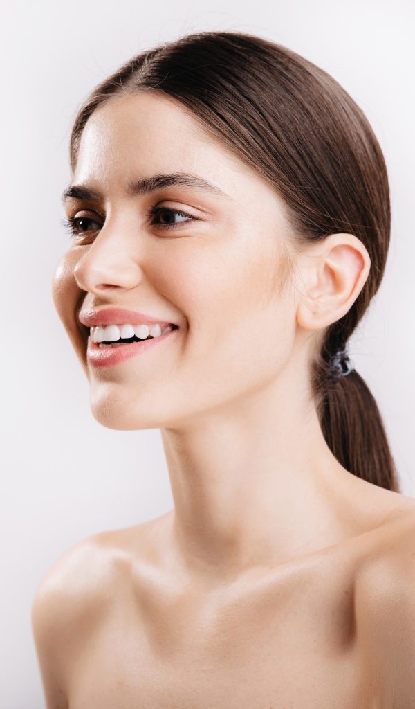 Улыбающаяся настоящая девушка без макияжа