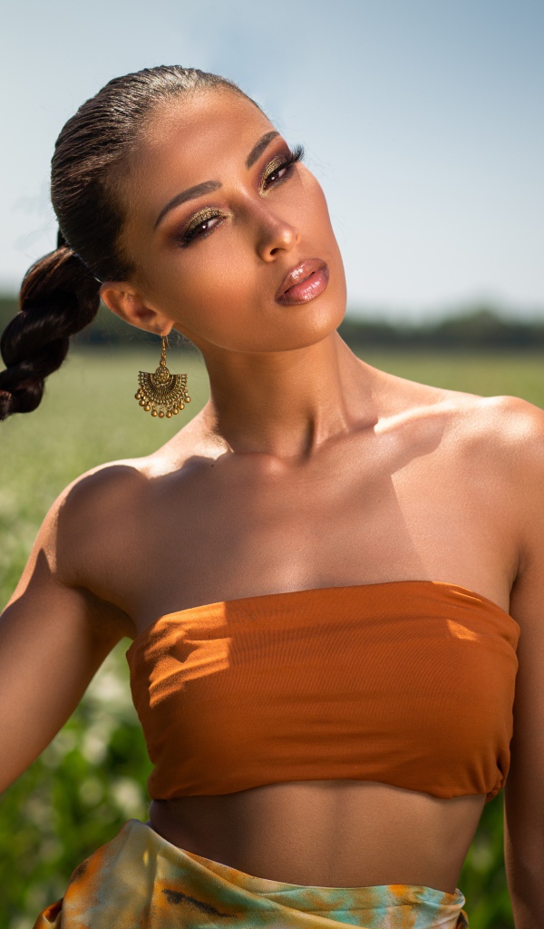 Стильная брюнетка с косой на голове 