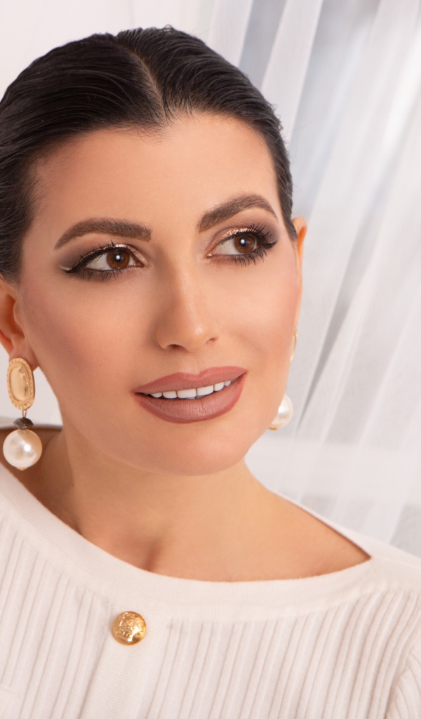 Стильная девушка в белом свитере 