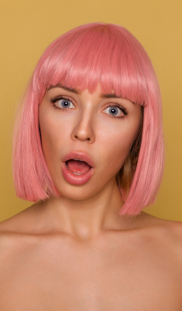 Удивленная девушка с розовыми волосами