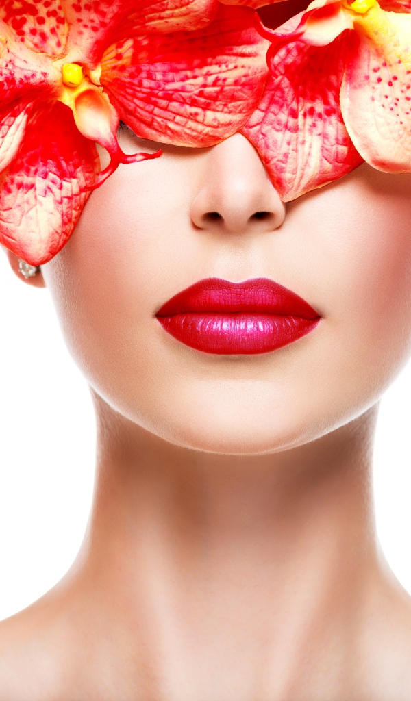 Глаза девушки закрыты цветами на белом фоне