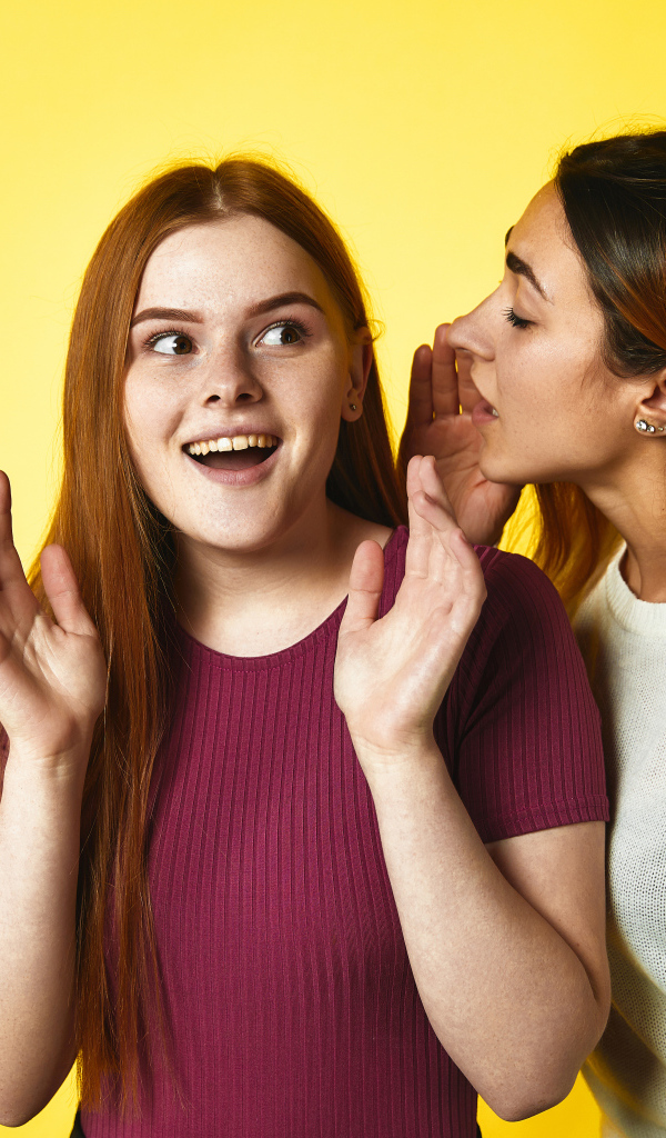 Женские секреты на желтом фоне 