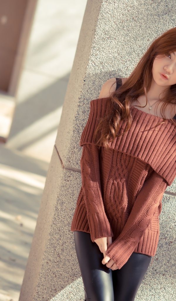 Молодая азиатка в коричневом свитере 