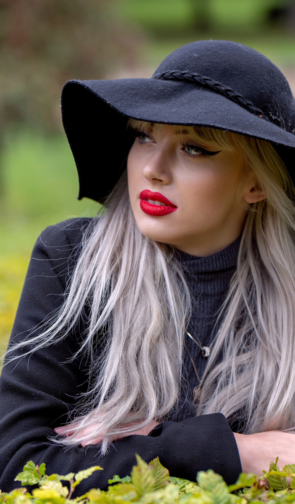 Молодая блондинка в черной шляпе