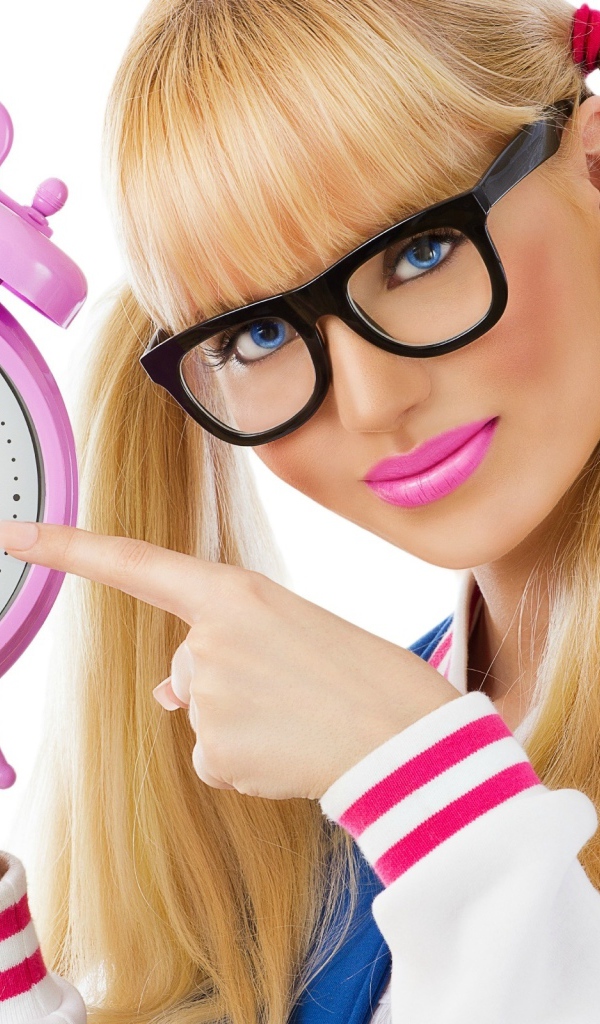 Молодая блондинка с розовыми часами в руках