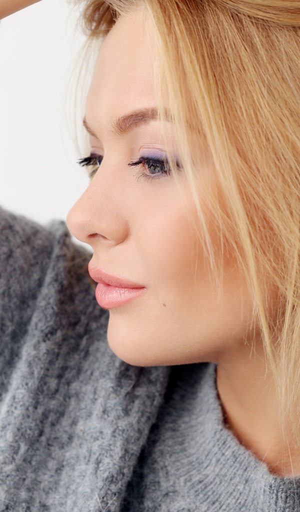 Молодая девушка в теплом сером свитере 