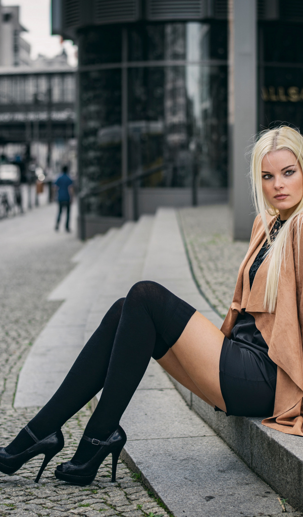 Молодая девушка в длинных чулках