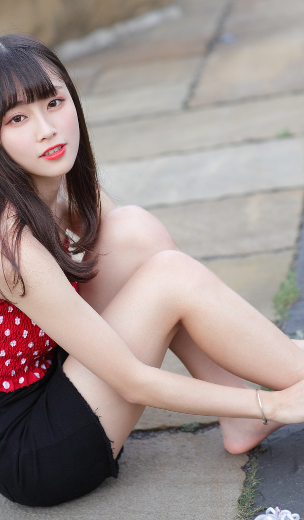 Молодая девушка в белых носках на полу 