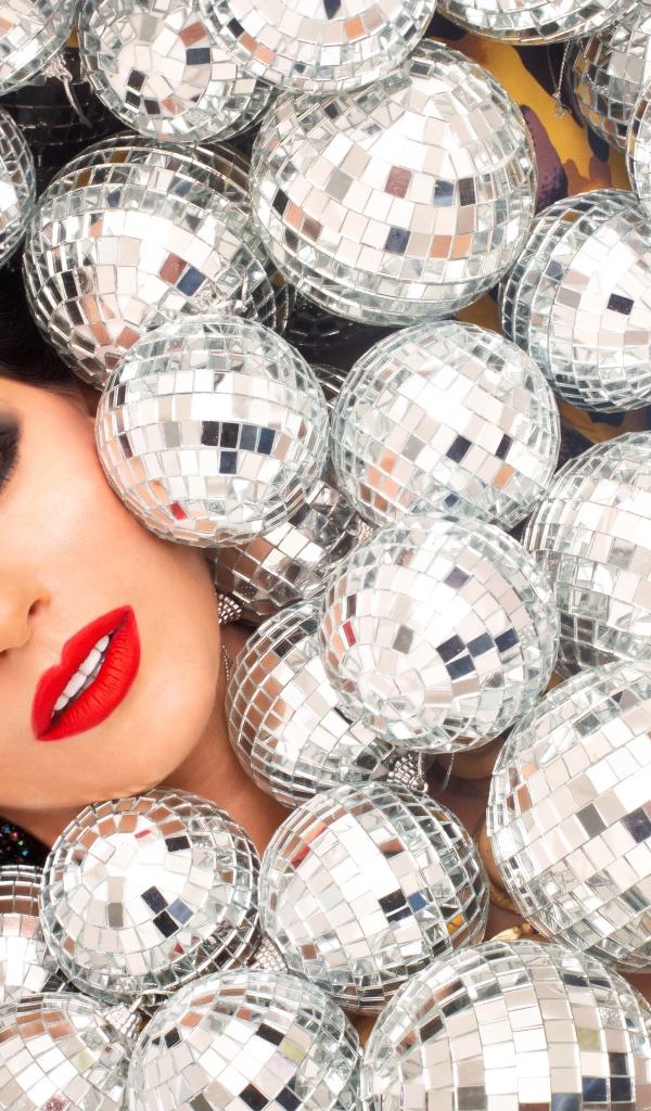 Молодая девушка усыпана блестящими шарами