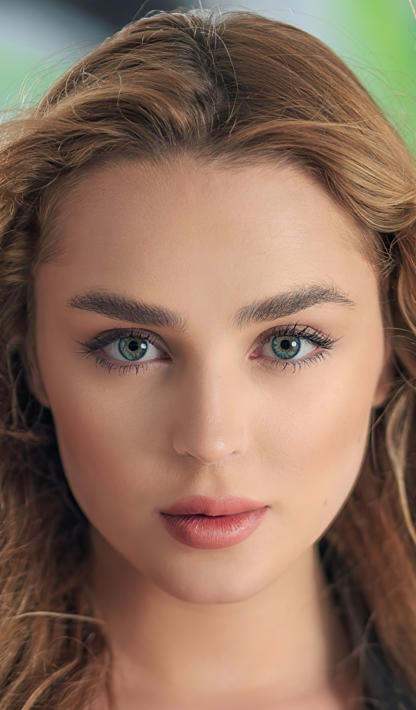 Молодая девушка с большими голубыми глазами