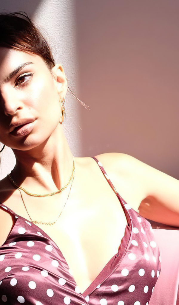 Американская модель Эмили Ратаковски в кресле