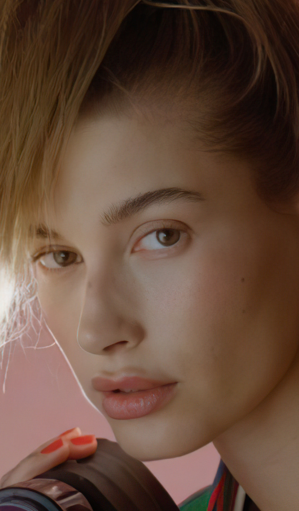 Американская модель Хейли Болдуин на розовом фоне