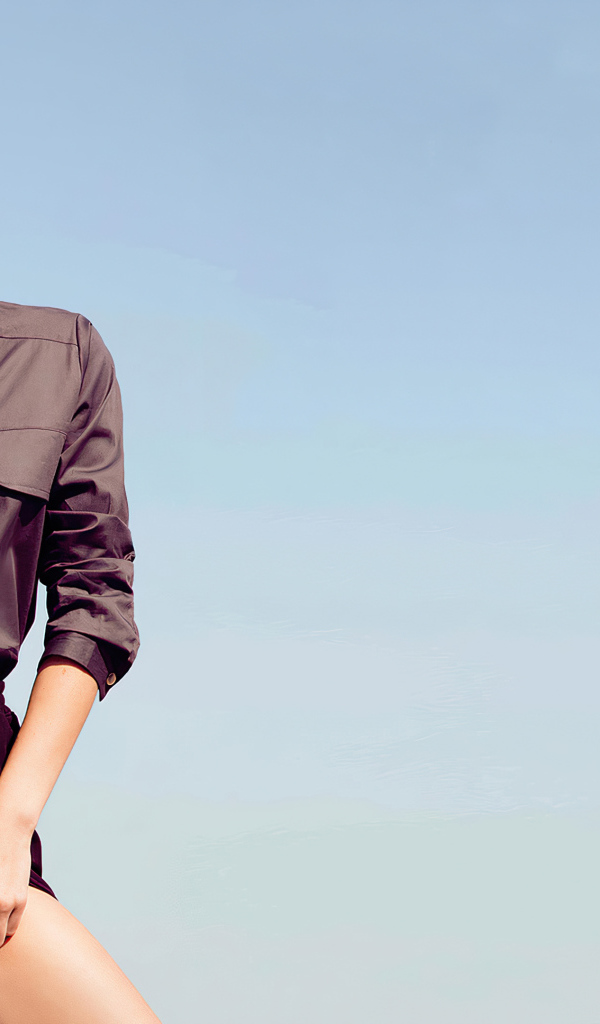 Американская модель Кендалл Дженнер на фоне неба