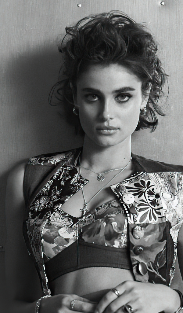 Американская модель Тейлор Хилл черно-белое фото