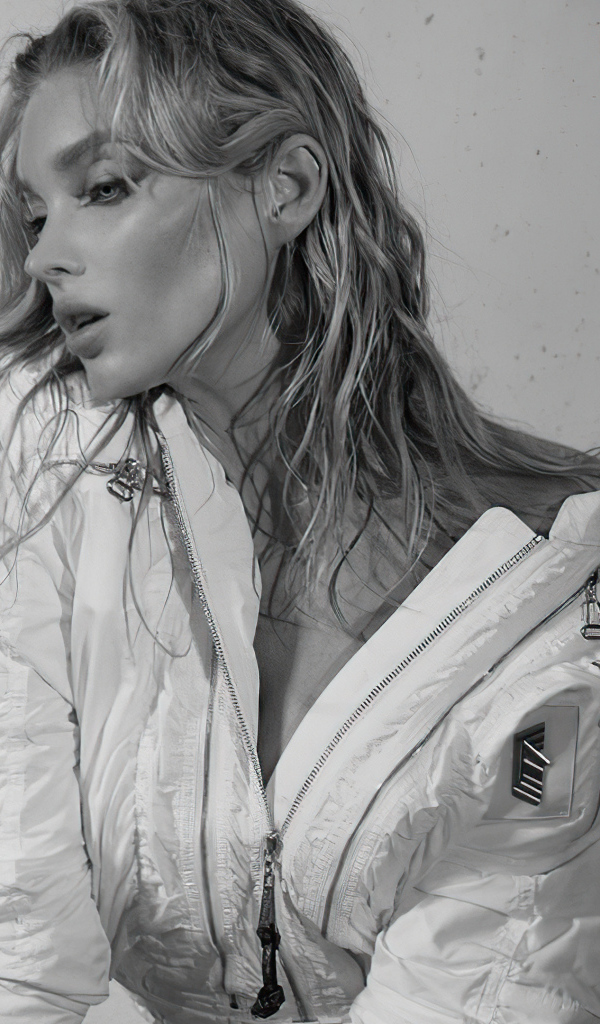 Красивая шведская модель Эльза Хоск черно-белое фото