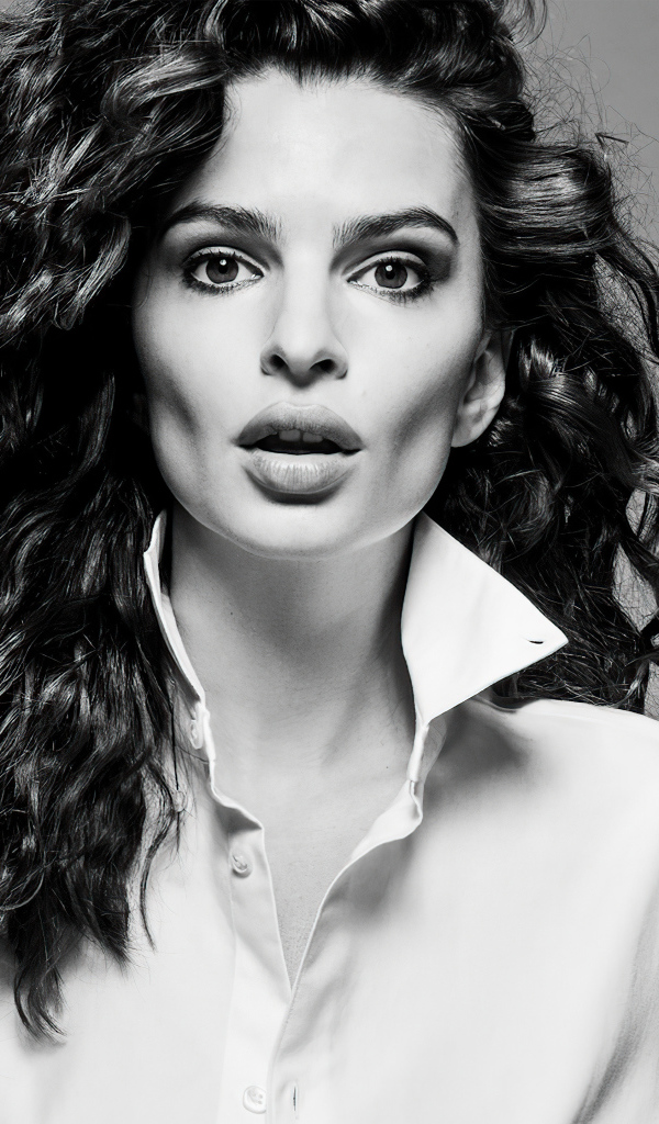 Красивая девушка Эмили Ратаковски на сером фоне