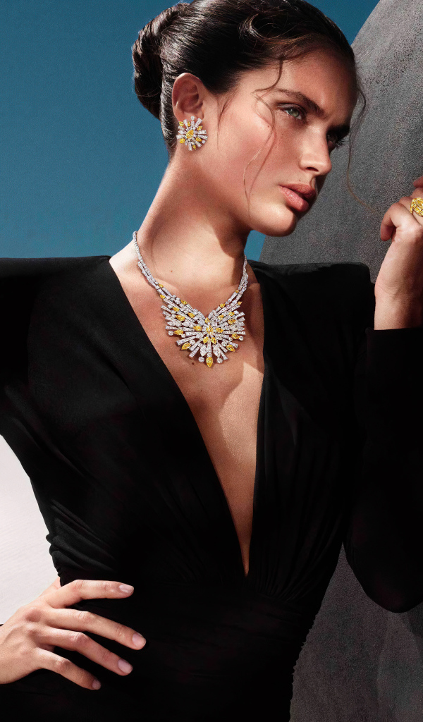 Красивая девушка модель  Сара Сампайо в черном платье