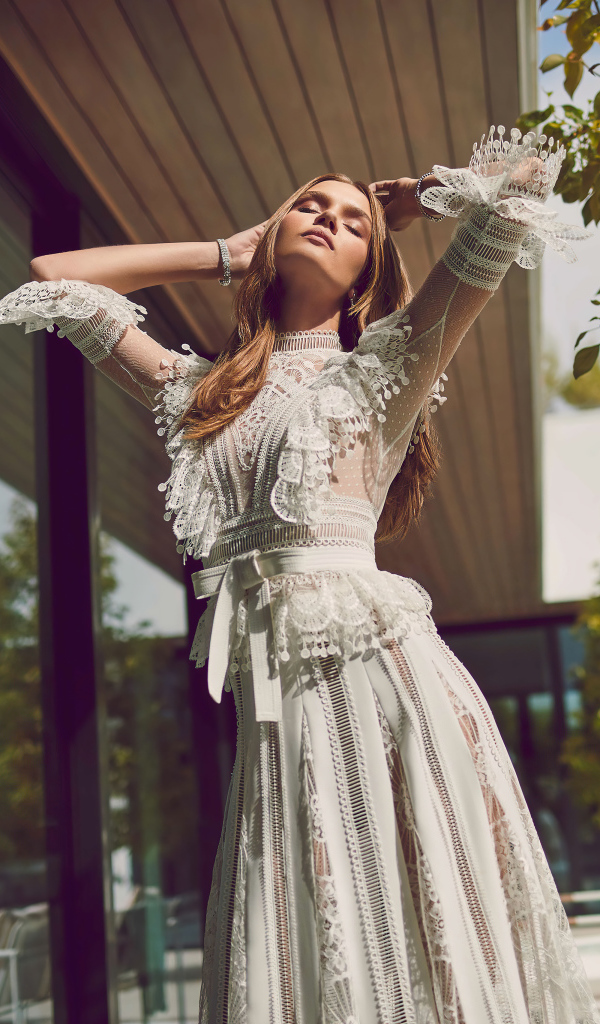 Красивая модель Жозефин Скривер в белом платье