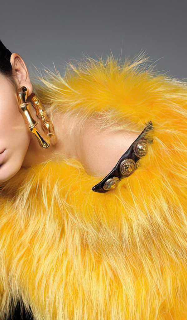 Красивая модель Кендалл Дженнер в желтой шубе