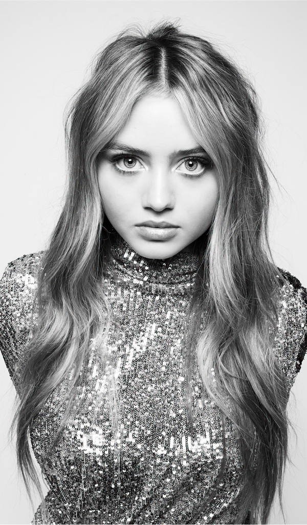 Красивая нежная девушка Лени Клум в блестящем платье