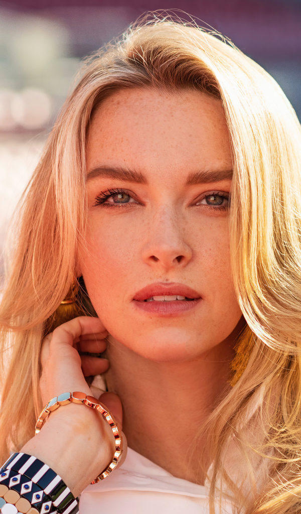 Женщина блондинка, модель Камилль Костек