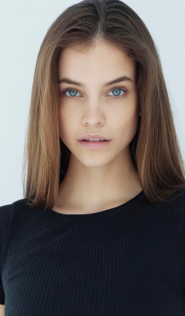 Голубоглазая популярная модель Барбара Палвин