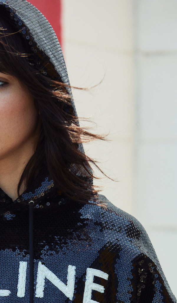 Кареглазая модель Кендалл Дженнер в капюшоне