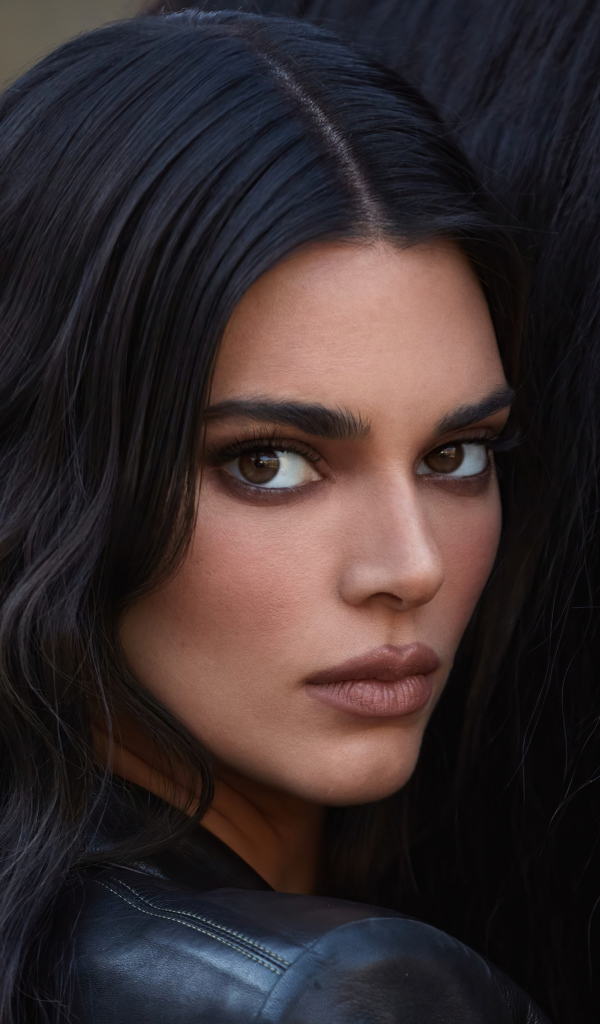 Жгучая брюнетка Кендалл Дженнер с лошадью