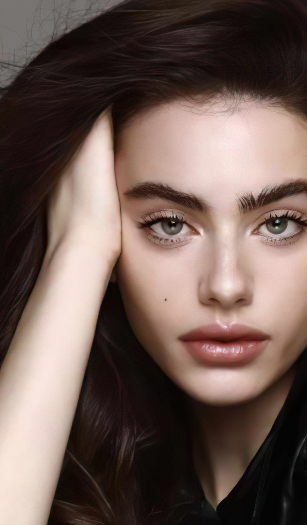 Израильская модель Яэль Шелбиа на сером фоне