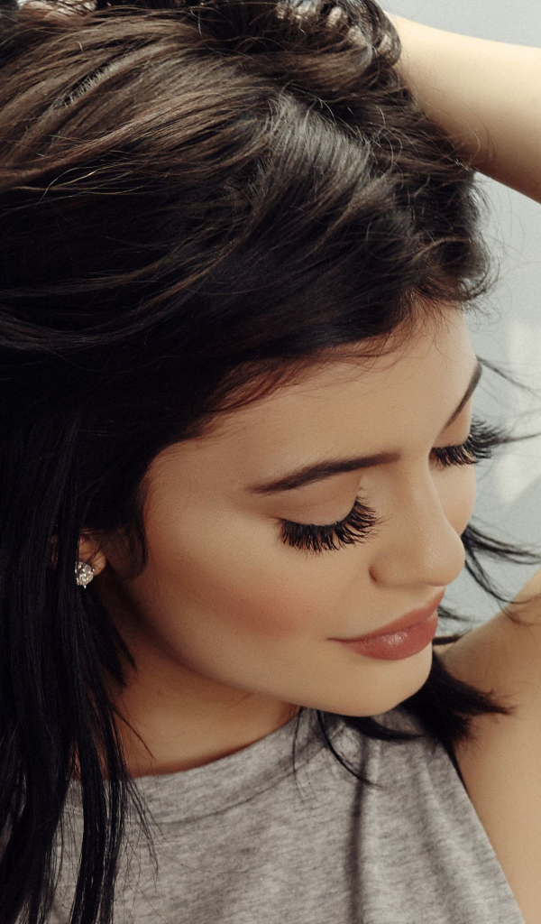 Модель Кайли Дженнер с закрытыми глазами