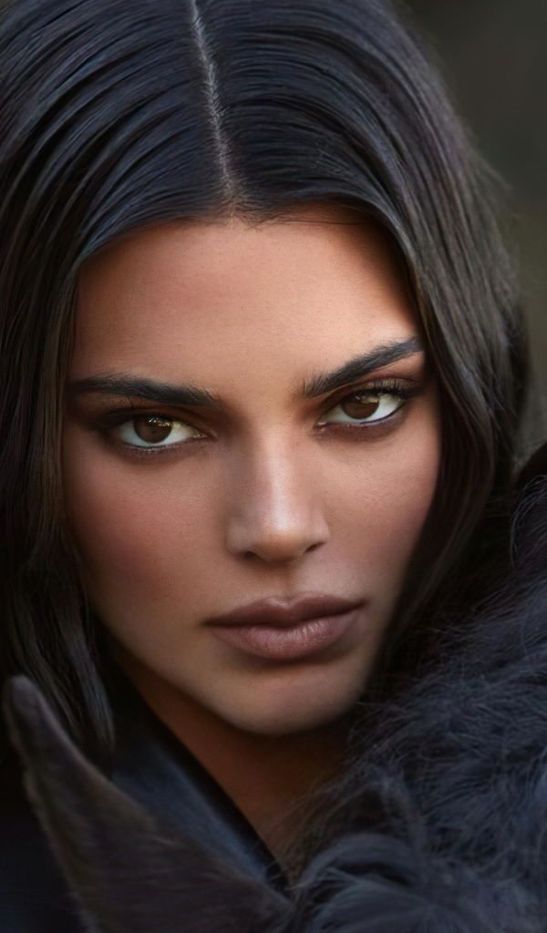 Длинноволосая девушка модель Кендалл Дженнер с конем