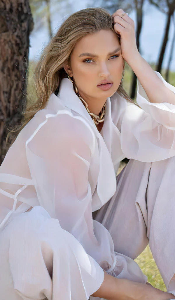 Модель Роми Стрейд в белом наряде