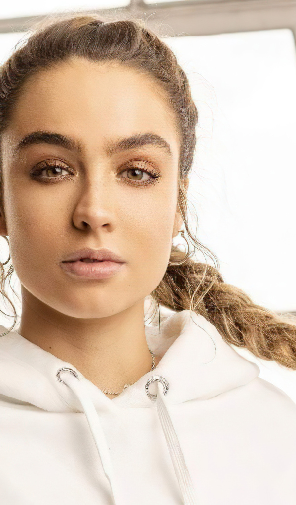 Модель Соммер Рэй в белом худи