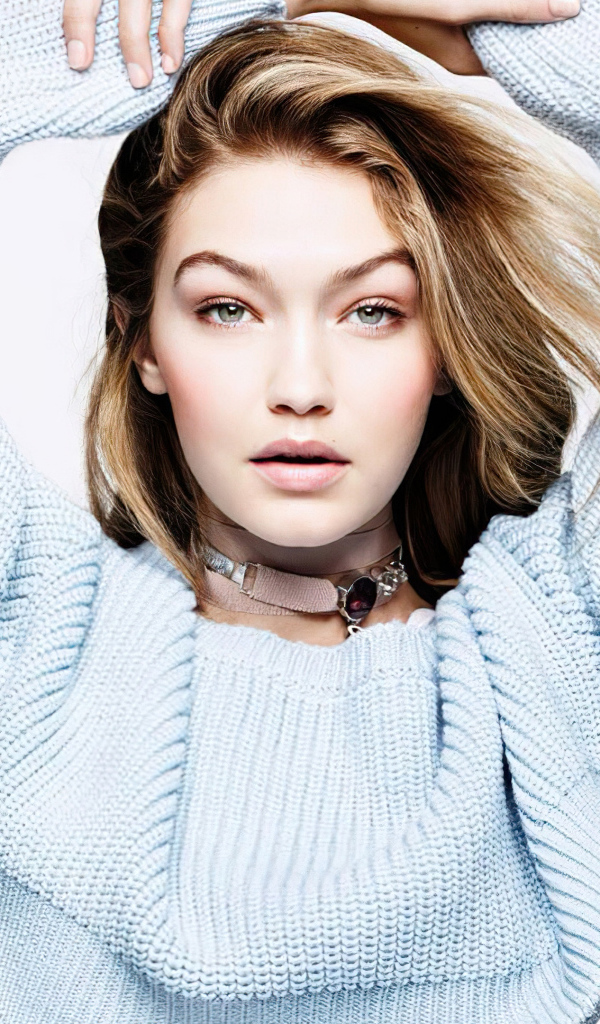 Популярная модель Джиджи Хадид в голубом свитере