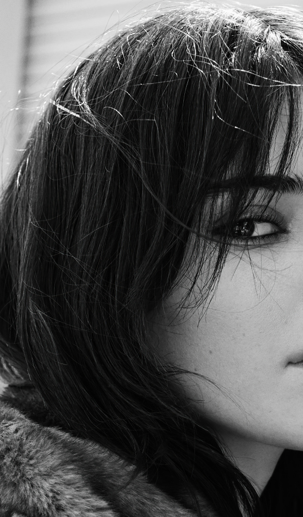 Популярная модель  Кендалл Дженнер  черно-белое фото