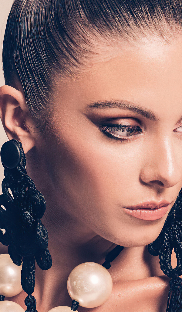 Стильная девушка модель Кармелла Роуз