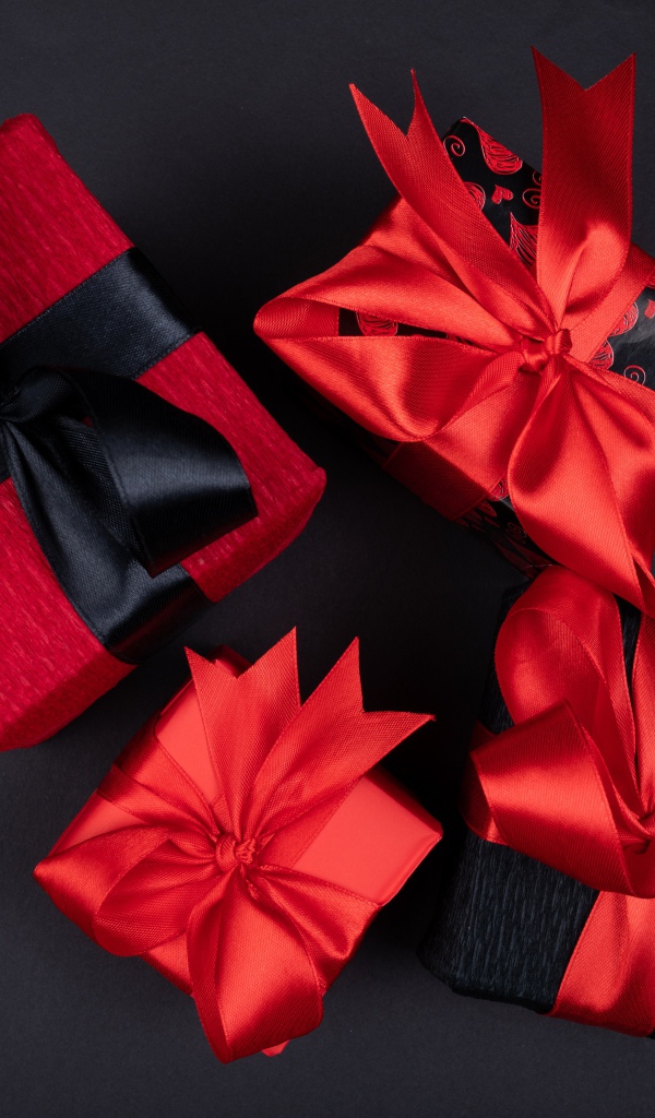 Яркие коробки с подарками на черном фоне 