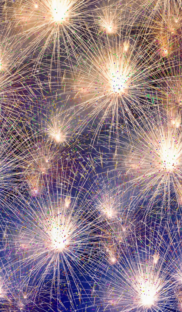 Яркий праздничный салют в небе 