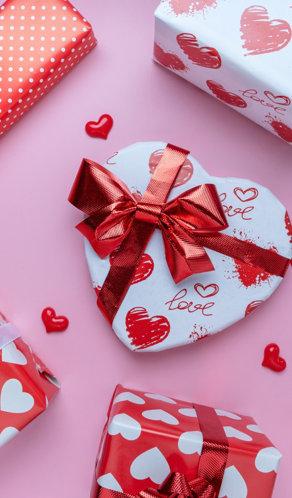 Подарки для любимой на розовом фоне