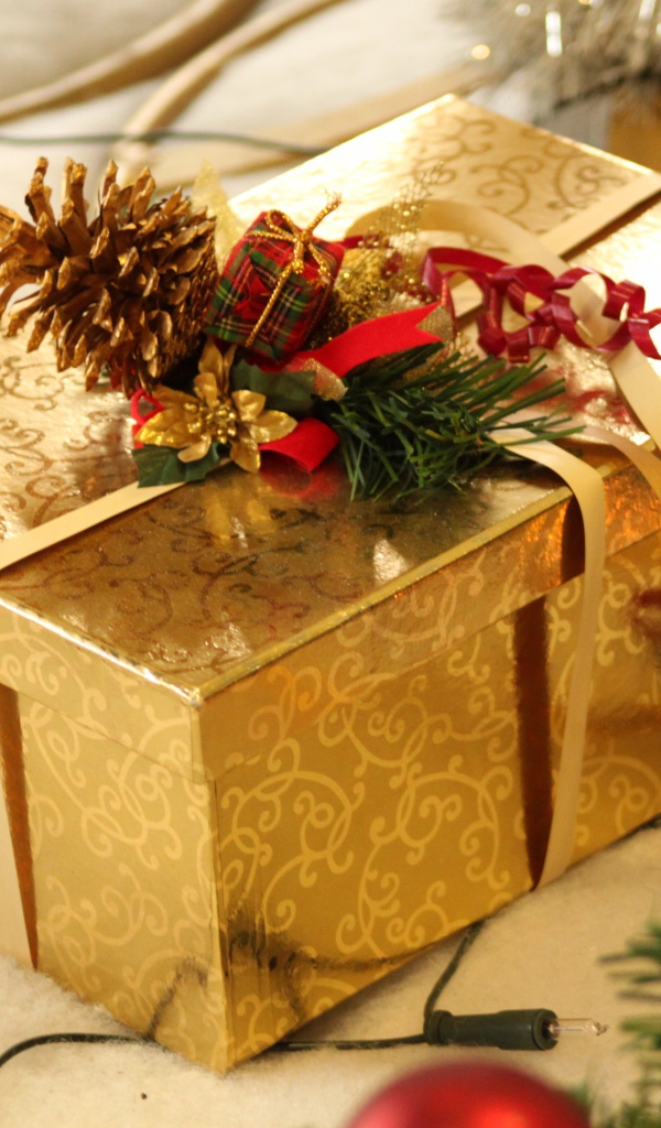 Большая золотистая коробка с подарком 